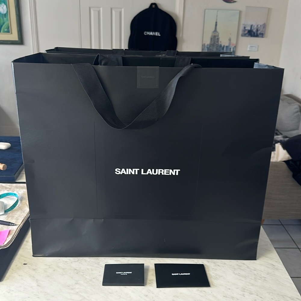 ✨✨Luxury Designer Bags and Boxes for Sale!
Saint Laurent LARGE BAGS FOR SALE✨✨
